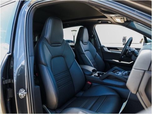 New 2025 Porsche Cayenne image 28