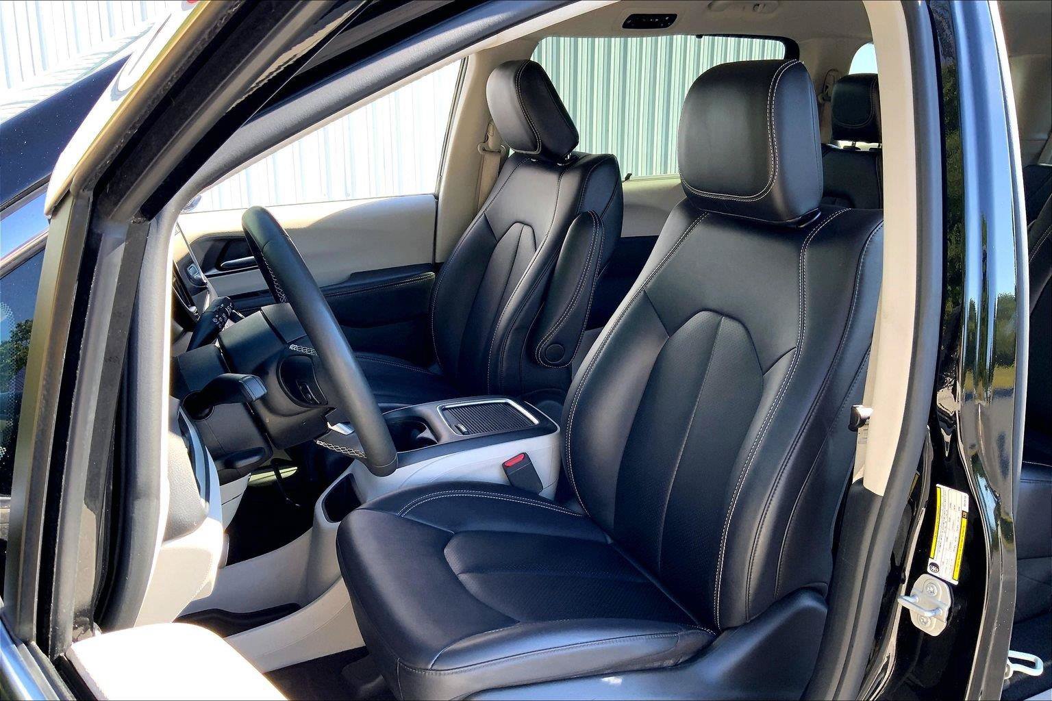 Used 2024 Chrysler Pacifica Touring-L FWD image 23