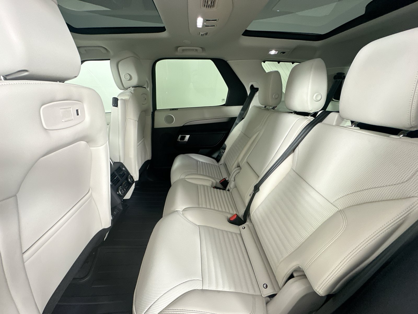 New 2026 Land Rover Discovery Limited Edition AWD/4WD image 39