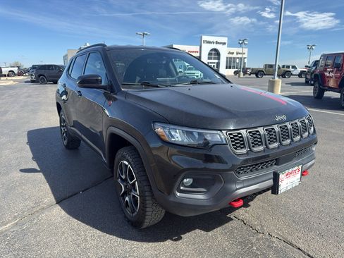 Used 2025 Jeep Compass Trailhawk image 3