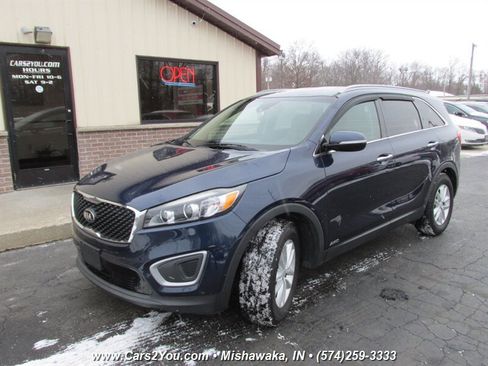 Used 2017 Kia Sorento LX w/ LX Convenience Package image 3