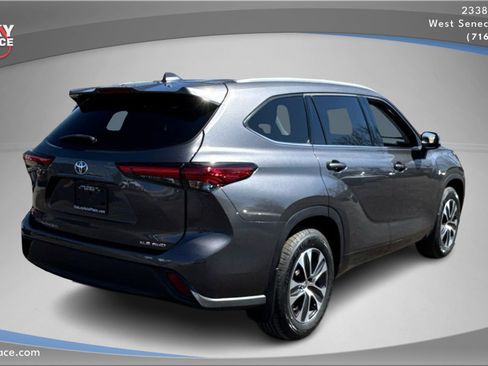 Used 2022 Toyota Highlander XLE image 5