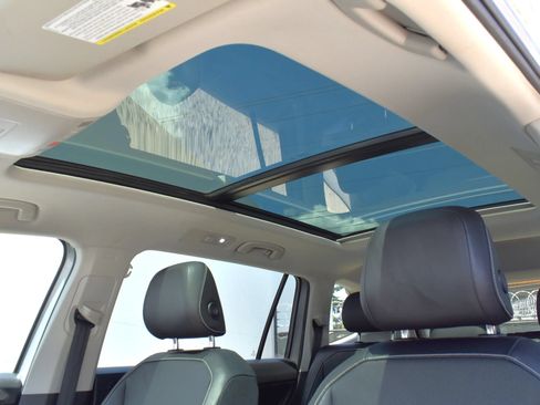 Used 2022 Volkswagen Tiguan SE AWD/4WD image 12