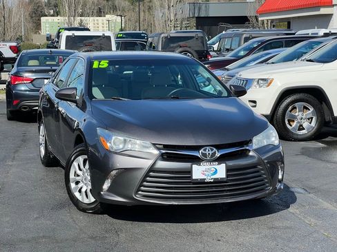 Used 2015 Toyota Camry LE image 1