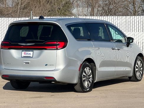 Used 2024 Chrysler Pacifica Select image 4