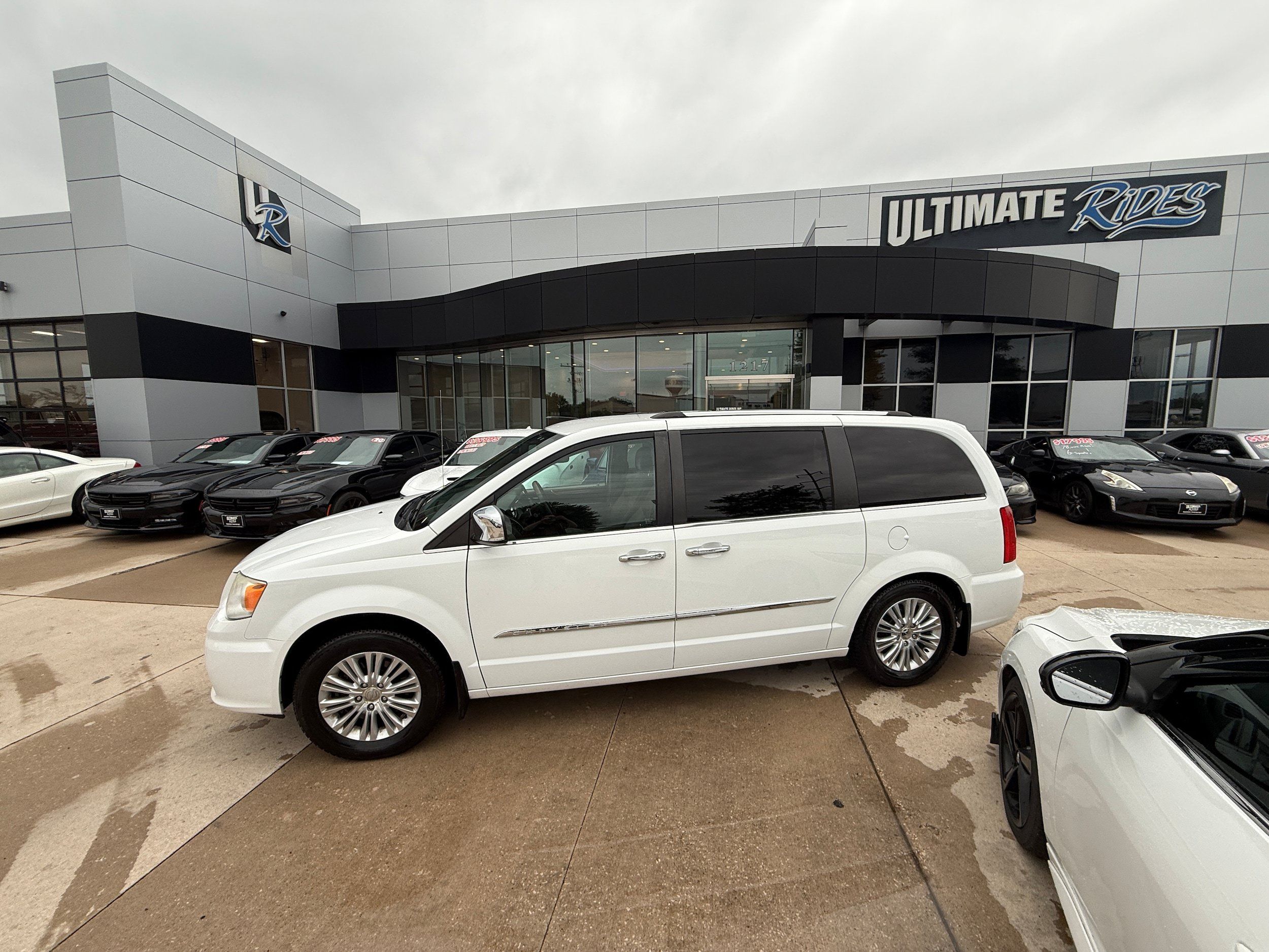 Used 2014 Chrysler Town & Country Limited w/ Trailer Tow Group FWD image 4