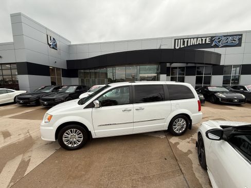 Used 2014 Chrysler Town & Country Limited w/ Trailer Tow Group FWD image 4