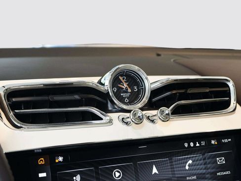 Used 2022 Bentley Bentayga AWD/4WD image 40