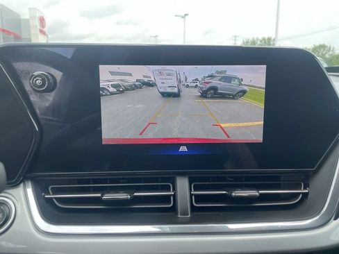 Used 2025 Chevrolet Trax LT FWD image 23