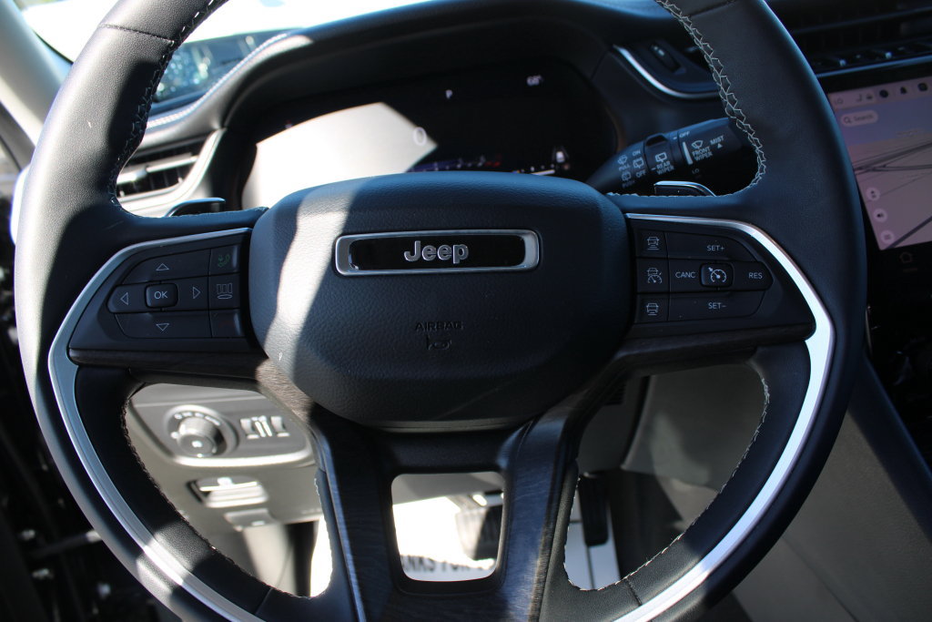 Used 2023 Jeep Grand Cherokee Limited w/ Luxury Tech Group II RWD image 29