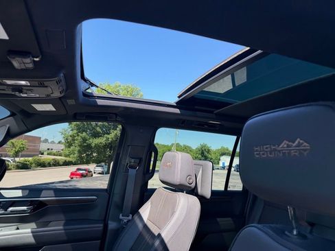 Used 2025 Chevrolet Suburban High Country AWD/4WD image 7