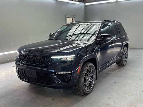 Used 2023 Jeep Grand Cherokee Summit AWD/4WD image 3