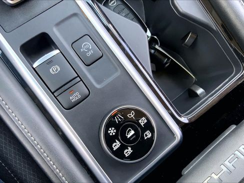 Used 2025 Nissan Pathfinder SV AWD/4WD image 31