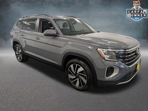 Used 2025 Volkswagen Atlas SE w/ Panoramic Sunroof Package image 3