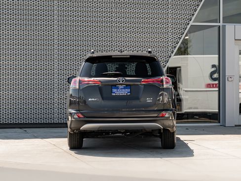 Used 2018 Toyota RAV4 XLE AWD/4WD image 25
