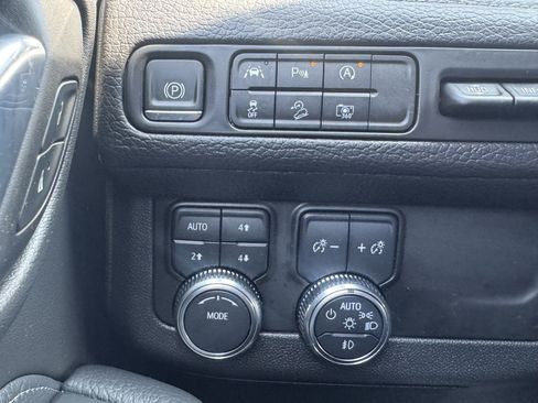 Used 2024 GMC Yukon XL Denali AWD/4WD image 30