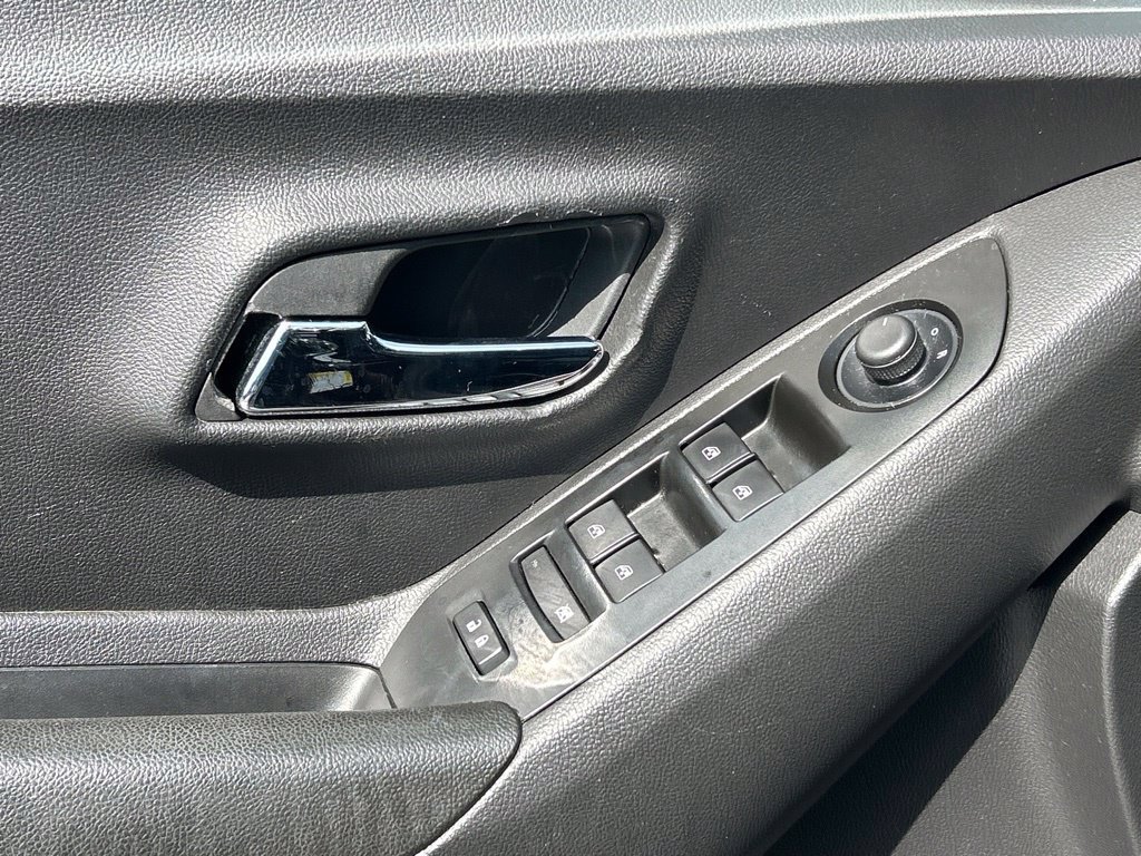 Used 2022 Chevrolet Trax LT AWD/4WD image 19
