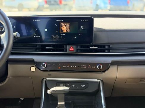 Used 2025 Kia Carnival EX image 23