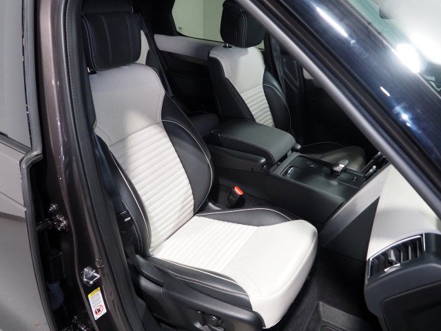 Used 2024 Land Rover Discovery Dynamic SE AWD/4WD image 2