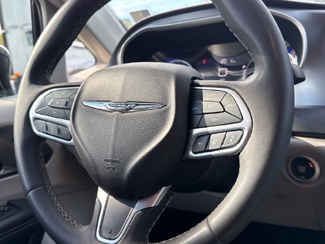 Used 2024 Chrysler Pacifica Touring-L FWD image 11