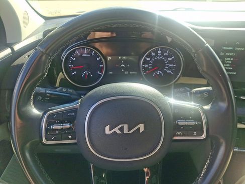 Used 2024 Kia Carnival EX image 19