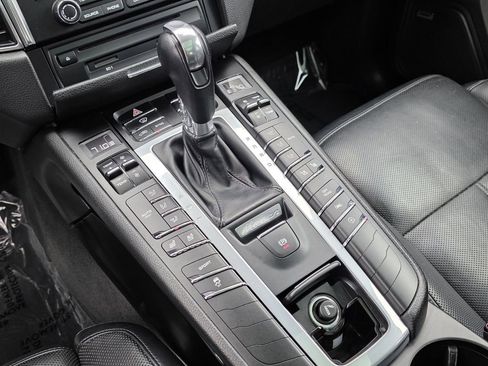 Used 2018 Porsche Macan image 32