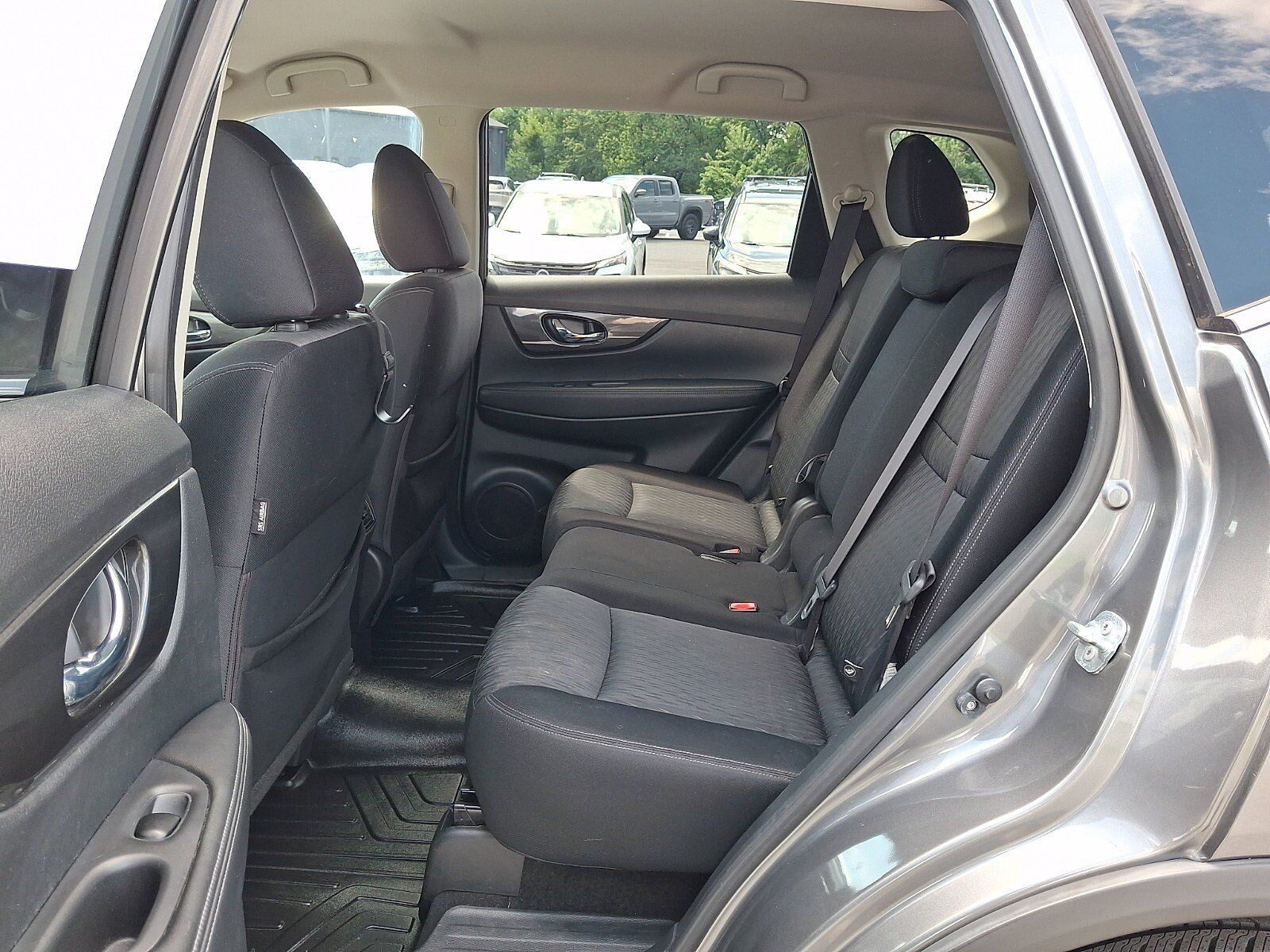 Used 2017 Nissan Rogue SV AWD/4WD image 11