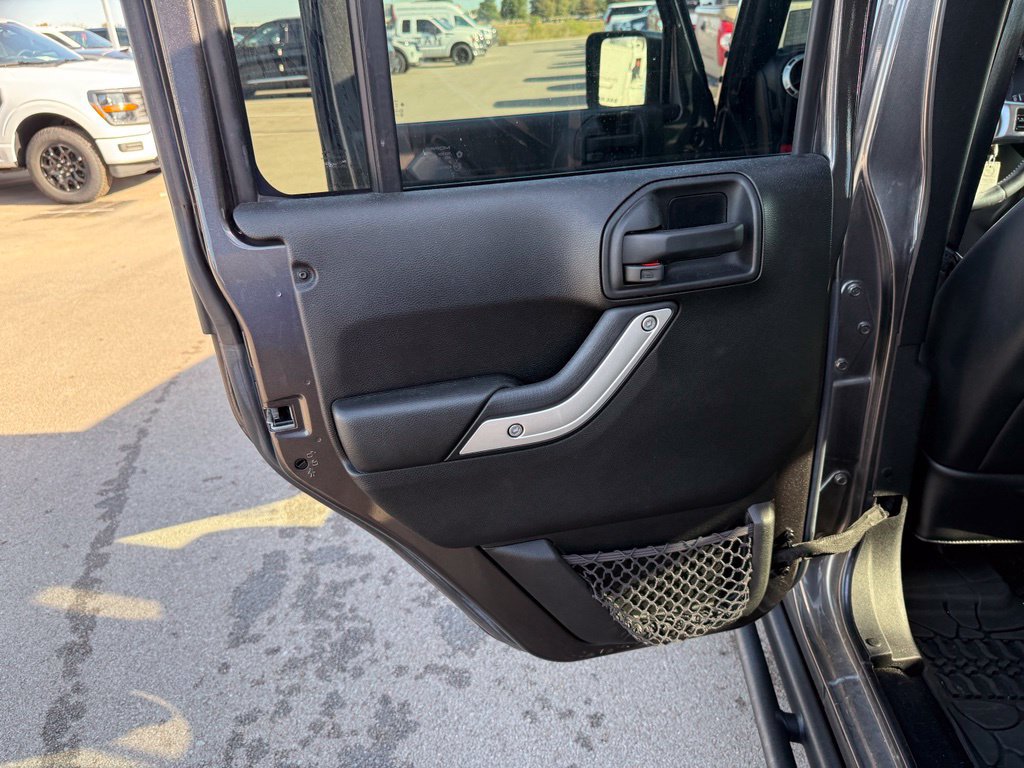 Used 2017 Jeep Wrangler Unlimited Rubicon AWD/4WD image 9