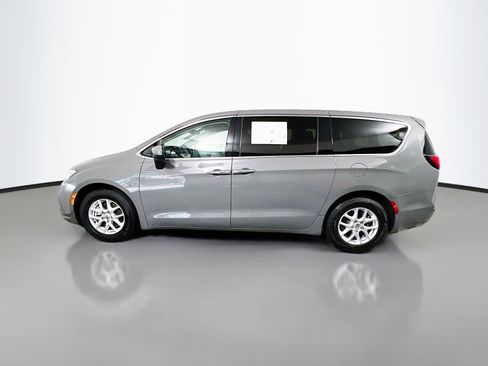 Used 2023 Chrysler Pacifica Touring-L FWD image 9