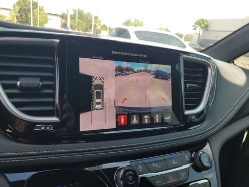 New 2026 Chrysler Pacifica Select image 18