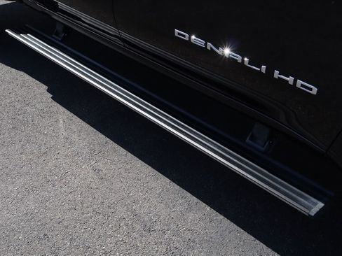 Used 2023 GMC Sierra 2500 Denali w/ Denali Black Diamond Edition image 10