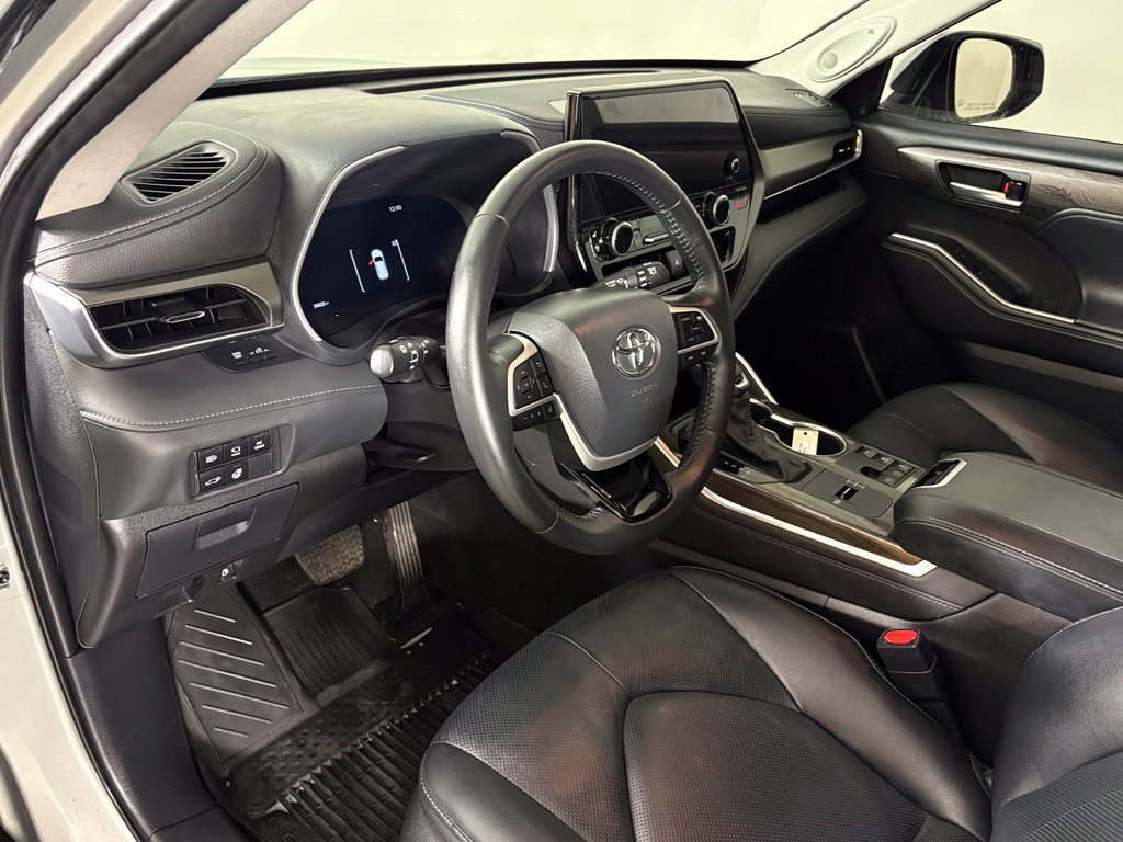 Used 2024 Toyota Highlander Limited AWD/4WD image 16