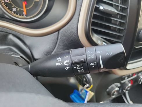 Used 2018 Jeep Cherokee Latitude FWD image 16