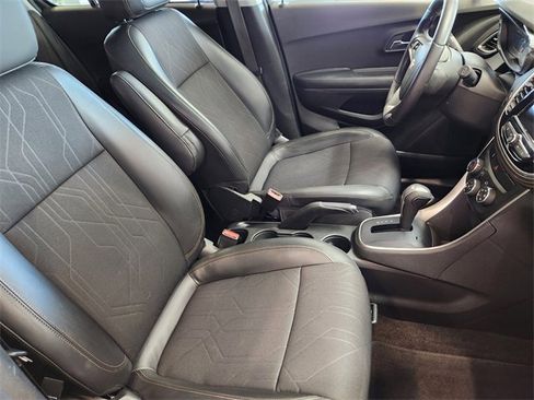 Used 2022 Chevrolet Trax LT w/ LT Convenience Package image 15