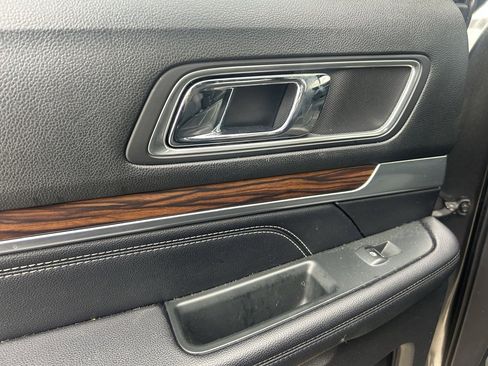 Used 2018 Ford Explorer Limited image 26