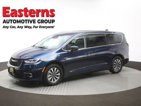 Used 2023 Chrysler Pacifica Touring-L FWD image 59