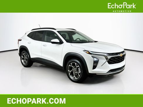 Used 2025 Chevrolet Trax LT w/ LT Convenience Package FWD image 1