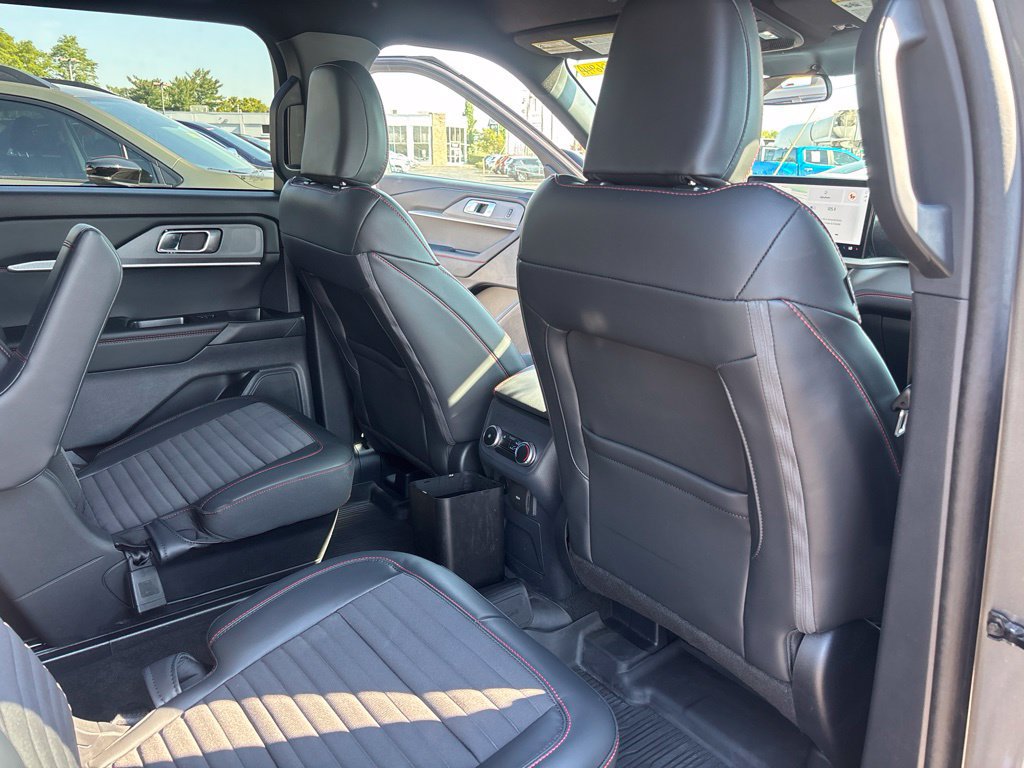 Used 2025 Ford Explorer ST-Line AWD/4WD image 38