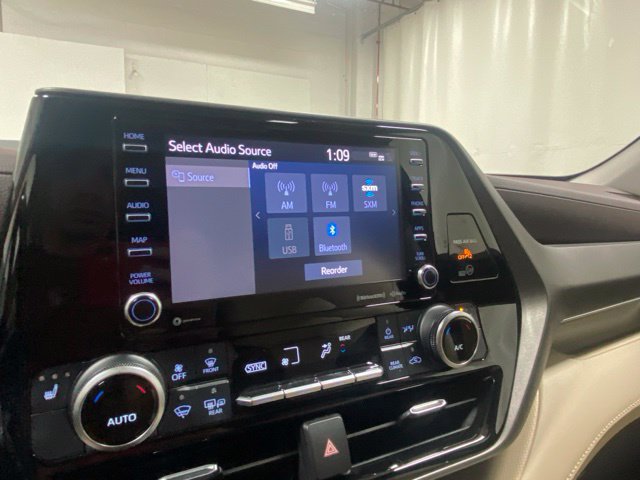Used 2020 Toyota Highlander XLE FWD image 20