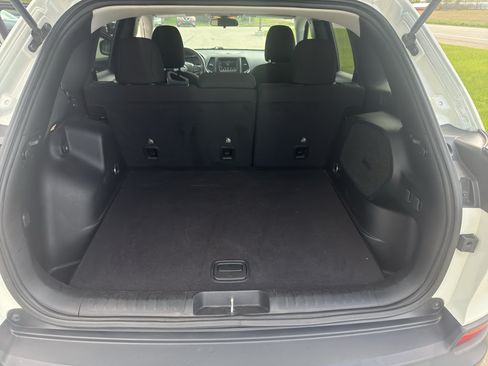 Used 2019 Jeep Cherokee Latitude w/ Cold Weather Group AWD/4WD image 27