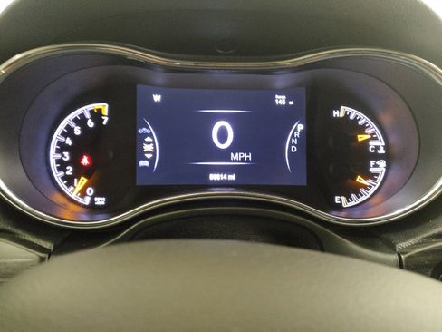 Used 2021 Jeep Grand Cherokee Laredo image 23