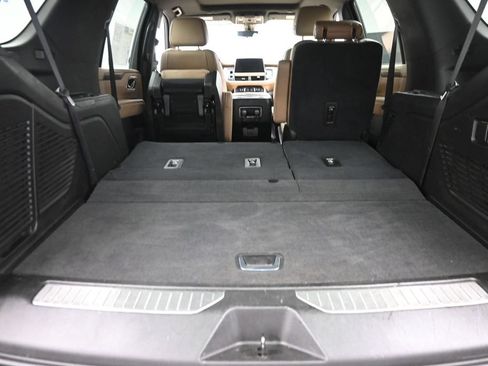 Used 2021 Chevrolet Tahoe Premier w/ Premium Package AWD/4WD image 12