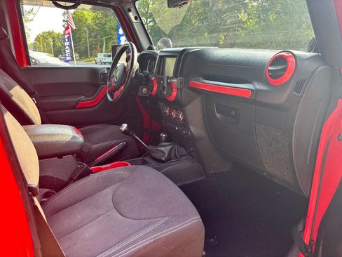 Used 2014 Jeep Wrangler Unlimited Sahara w/ Connectivity Group image 11