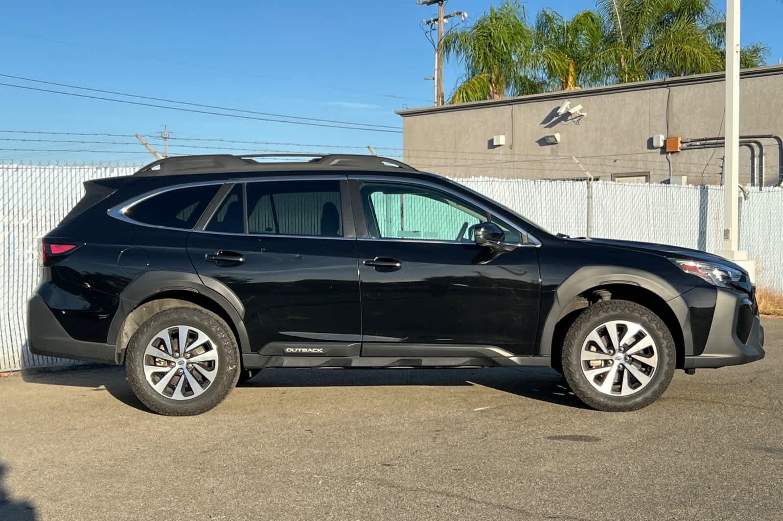 Used 2023 Subaru Outback Premium AWD/4WD image 6