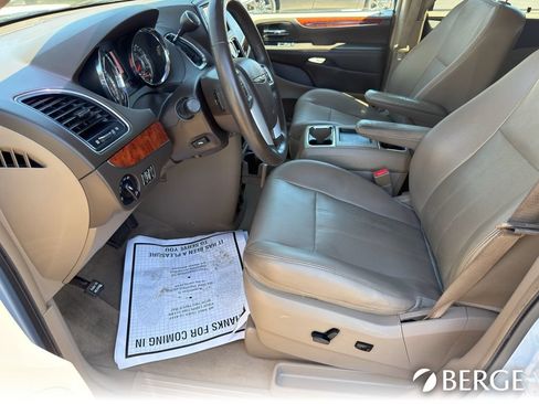 Used 2013 Chrysler Town & Country Touring-L w/ Driver Convenience Group FWD image 12