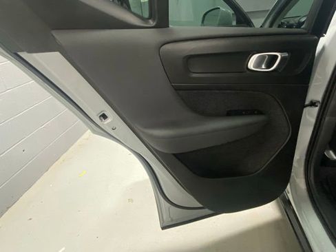 Used 2025 Volvo XC40 B5 Core image 8