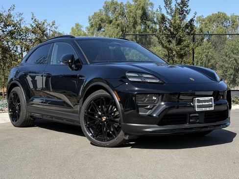 Used 2025 Porsche Macan 4 Electric image 9