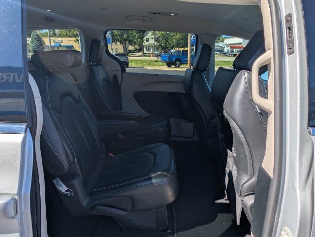 Used 2024 Chrysler Pacifica Touring-L FWD image 17