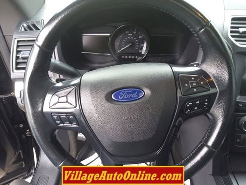 Used 2017 Ford Explorer XLT w/ XLT Technology Feature Bundle AWD/4WD image 30
