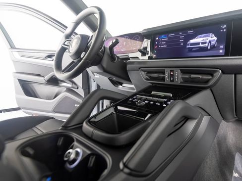 Certified 2026 Porsche Cayenne Coupe AWD/4WD image 30